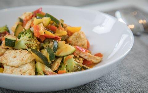 Verduras a la sartén con pollo precocinadas pueden ser fácilmente calentadas en el trabajo.