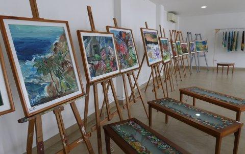 Para poder sobrellevar los días de encierro, durante la pandemia, empezó a pintar sobre lienzo, vidrios y pañuelos de seda.