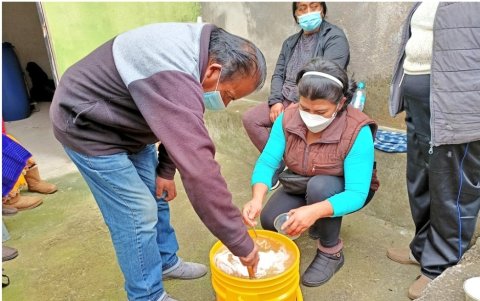 Productores trabajan en la preparación del brebaje a partir de la miel de abejas.