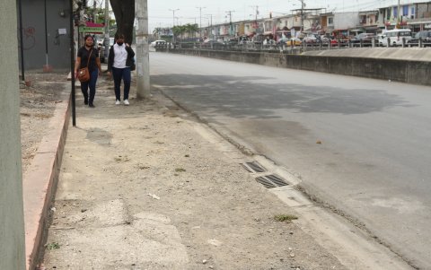 En un tramo de la avenida 33 N-O, que va a lo largo de uno de los canales que divide a la ciudadela con Mucho Lote 1, se observa el deterioro de la acera.