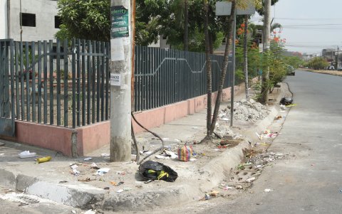 Uno de los parques ubicado en la manzana 1051 no solo existe el deterioro de la acera sino que se ha convertido en un botadero de basura.