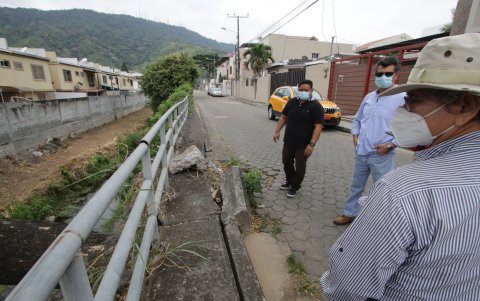 Residentes. Los moradores cuestionan que la obra del sector vecino no sea replicada.