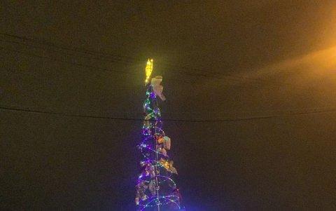 Distrito Sur. Este árbol navideño tiene siete metros de altura.