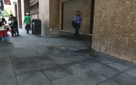 En los soportales de Aguirre y Pedro Carbo, tanto dentro como fuera de ellos la situación es la misma.