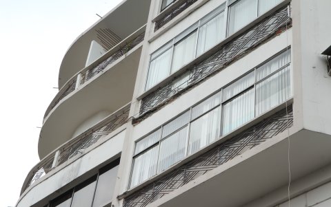 Situación. Los restos de la estructura cayeron a la zona de la ciclovía.