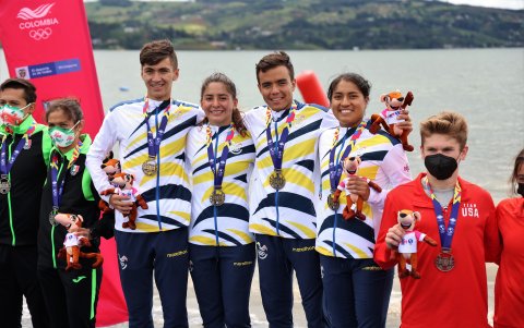 El equipo ecuatoriano de triatlón muestra sus presas doradas.
