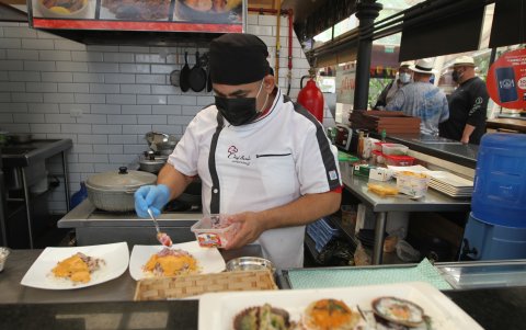 Mariscos. En Mercado del Río destaca Walter Fish con un menú fusionado de comida ecuatoriana-japonesa.