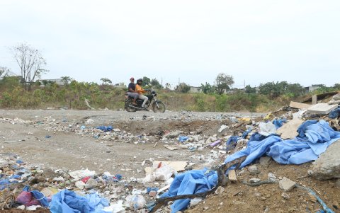 En el sitio se observan agujas, jeringas, sueros y decenas de batas desechables.