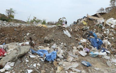 Por el lugar hay un camino por el que transitan muchas personas a pie y en vehículos.