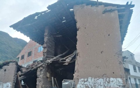 Edificios  públicos  y particulares en Zamora Chinchipe presentaron daños en mampostería, además del colapso de viviendas de adobe en Loja y una de hormigón en Azuay.