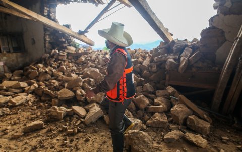 El presidente, Pedro Castillo, arriba a la zona donde ocurrió en la madrugada de este domingo un terremoto de 7,5 grados en la escala de Richter, en la región del Amazonas (Perú)