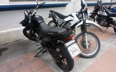 Evidencia. En esta motocicleta se transportaba la pareja cuando fue retenida en el operativo.