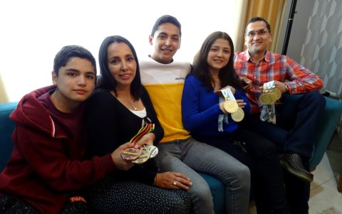 El patinador rodeado de su familia en la intimidad de su hogar, en Cuenca.