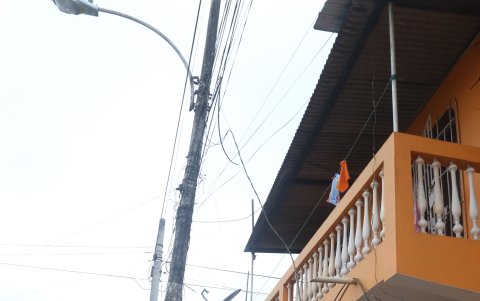 El poste que está inclinado en la avenida Esmeraldas y calle Francisco Segura.
