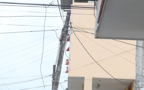 Aquí se ve uno de los postes que está ladeado hacia la vía.