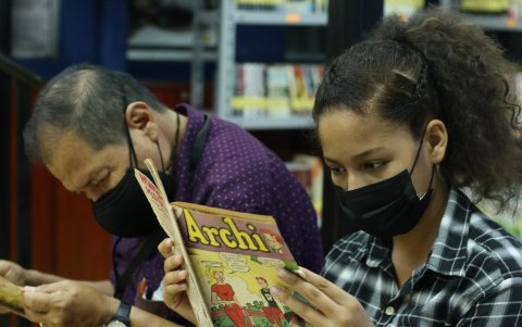 Maité Tigua, de 12 años, acudió con su tío Raúl Quispe, quienes se distrajeron con revistas de Archie y Memín.