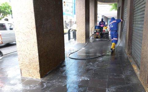 Los soportales que eran usados como baños públicos en pleno centro de la ciudad, fueron aseados por el personal.