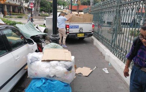 Los alrededores de los parques también fueron intervenidos. En ellos había desde cartones hasta sábanas regadas sobre las veredas.