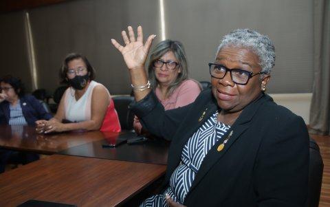 Encuentro. La senadora estuvo en la entrevista junto a otros representantes de la JCI Ecuador.