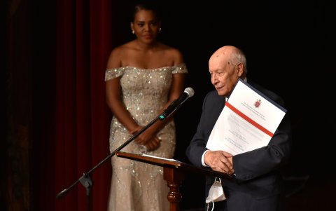 El maestro ecuatoriano recibió un reconocimiento por su aporte al arte ecuatoriano.