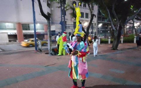 El arte callejero se toma plazas, calles y malecones con títeres, teatro, mimos y otras manifestaciones.