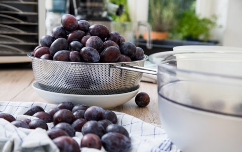 Hay frutas ricas en fitoestrógenos, que podrían ayudar a paliar los malestares de la menopausia.