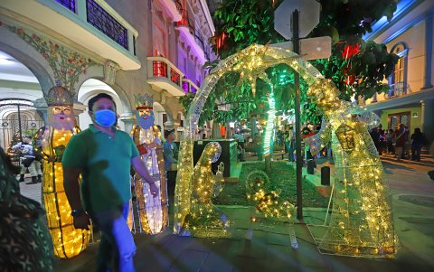 Pesebre. Es gigante y está situado en una de las plazoletas.