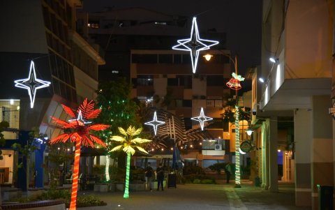 Personajes. Hasta el 6 de enero, se verá a Papa Noel en el sitio. De lejos, se observan las estrellas colgantes de 1,50 metros.