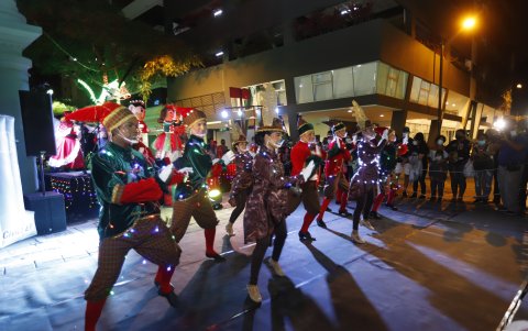 Los niños salieron a la calle, junto a sus padres, para compartir con los personajes navideño