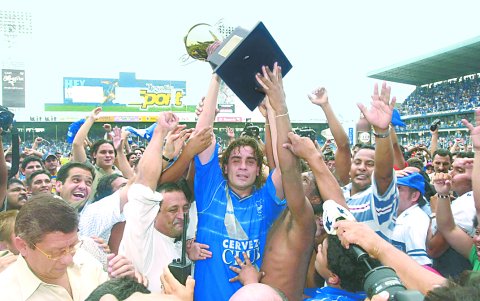 Volvió a mediados de 2001 a Emelec para ser el goleador del campeonato con 17 goles y monarca. Anotando el gol del título, tras un memorable centro de Walter Ayoví en el partido final de la liguilla ante El Nacional.