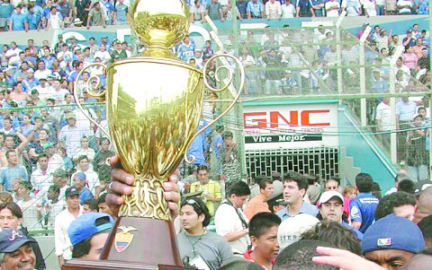 Poroso fue la figura del título 2002, tras que pese a jugar de defensa anotó de chilena en el último minuto del partido final ante Aucas entregando el título número 10 al Bombillo.