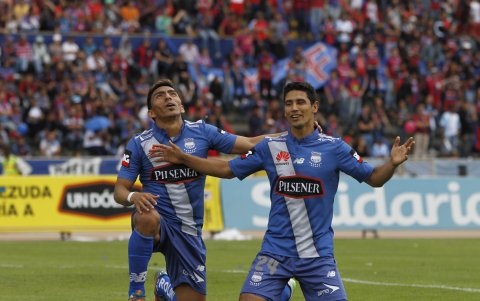 Anotó un gol en la final de ida y uno en la vuelta del Campeonato contra la Liga Deportiva Universitaria de Quito y fue campeón.