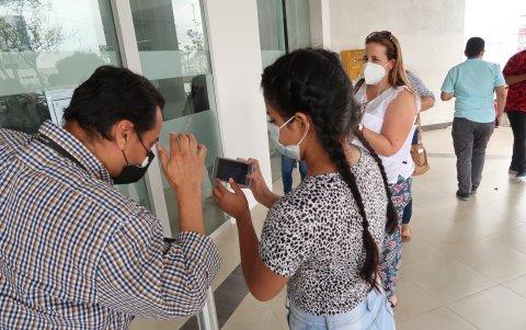 Los guardias aceptaron que las personas muestren foto de su carné de vacunación.
