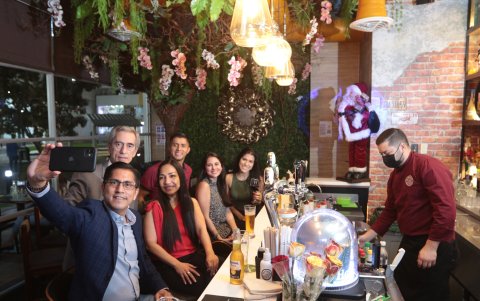 Santo Bar. Varios amigos se reunieron días atrás para celebrar.