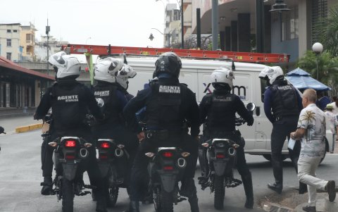 La bahía ha permanecido resguardada toda esta mañana. Las autoridades dicen que continuará así.