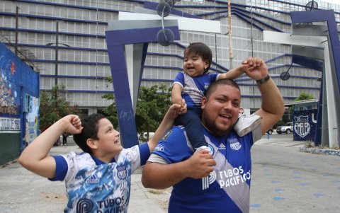 Jorge Ortega (d), su sobrino Diego Jiménez (i) y su hija Giorgia verán la final de ida frente a Independiente del Valle con familiares y amigos.