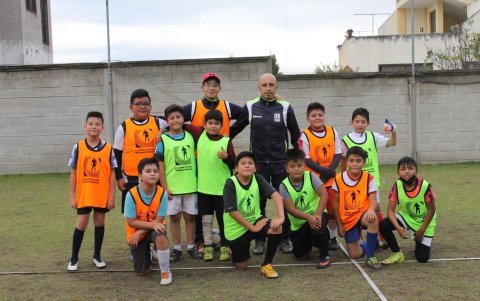 Wellington Sánchez en su academia de fútbol donde forma a los nuevos talentos.