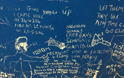 Grafitis. Rayados por los migrantes en una pared del Centro de Detención de Gharyan, en Libia.