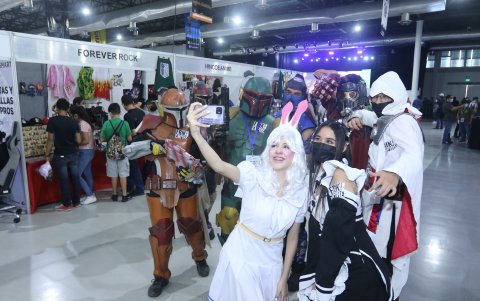 Locación. Distintos stands se encuentran ubicados en la feria. Una manera de reactivar el comercio, mientras los asistentes aprovechan para poder comprar artículos brandeados.