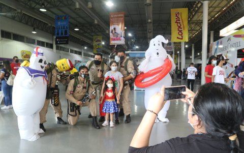 Encuentro. Grupos de amigos se reúnen disfrazados para compartir experiencias y fotografiarse como sus figuras de ficción favorita.