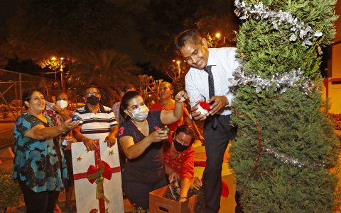 Todos aportan para culminar la decoración