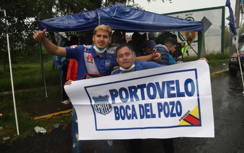 Los hinchas de Emelec se acercaron al escenario deportivo pese a no tener entrada.