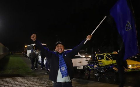 Luis Bohórquez alentó a los rayados en el exterior del estadio Banco Guayaquil.