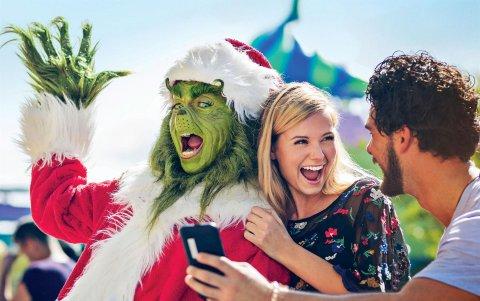 Se ha empapado de espíritu navideño para una programación especial por las fiestas que tiene a Harry Potter y al Grinch como protagonistas.