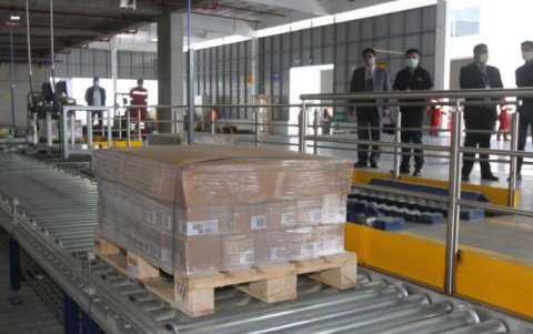 El sector logístico se prepara para recibir los paquetes en la modalidad 4x4, en el Aeropuerto de Quito.