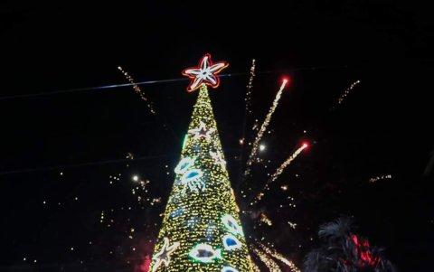 El fin de semana se iluminó el árbol de Navidad en pleno malecón de Salinas. Hubo un show previo al acto.