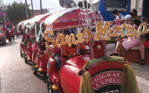 En un improvisado tren, llegó Papa Noel a Playas.