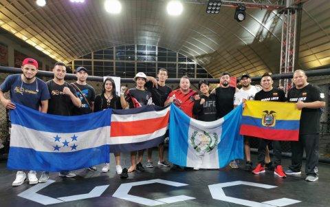 El ecuatoriano (2° desde la derecha) con el resto de participantes de la cartelera UCC50, en Panamá.