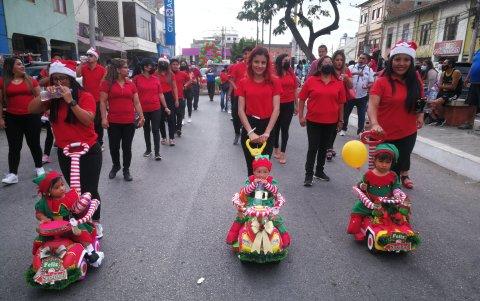 En el pregón, madres y sus niños desfilaron vistiendo atuendos navideños.