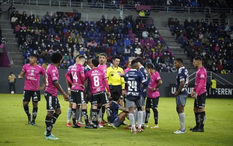 Los jugadores de Emelec le reclama al juez Luis Quiroz.